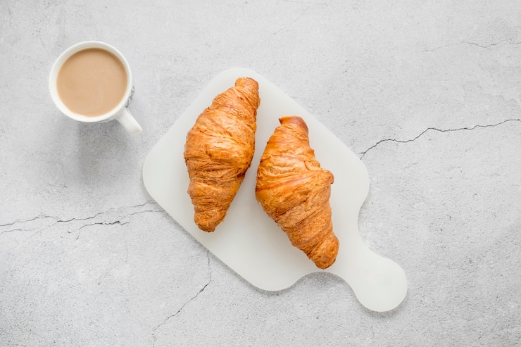 Photo gratuit café et croissants