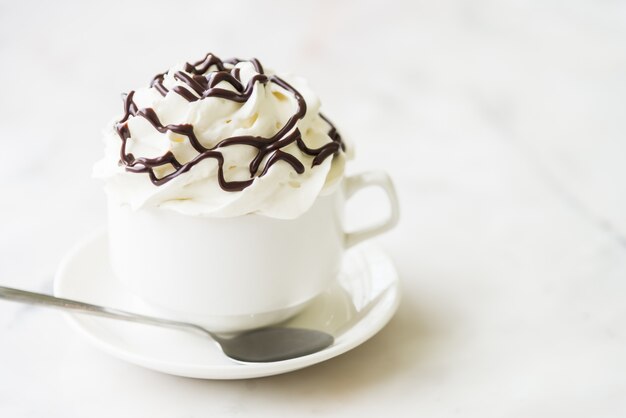 café Délicieux avec la crème fouettée et de sirop de chocolat