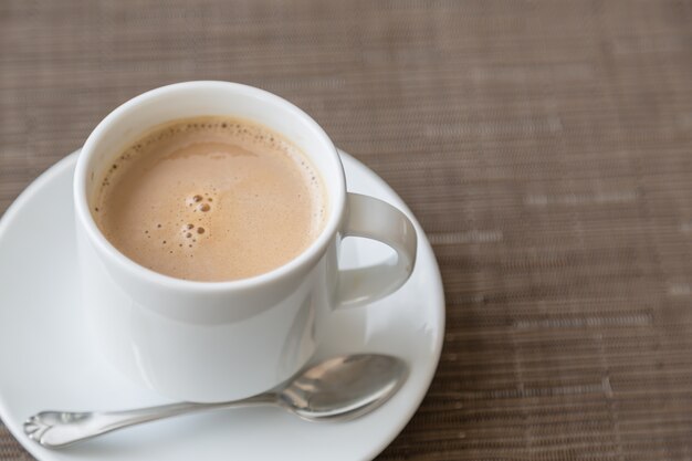 café délicieux dans une tasse blanche