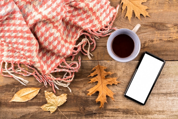 Café et écharpe sur fond en bois