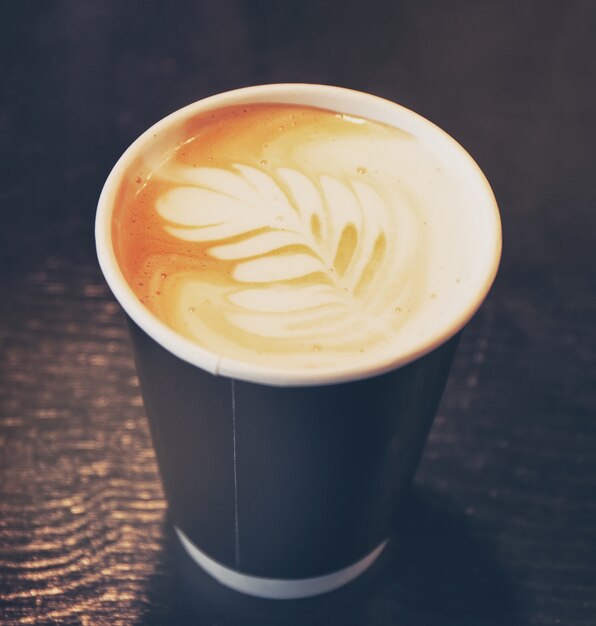 Café avec un fil de blé dessiné dans la mousse