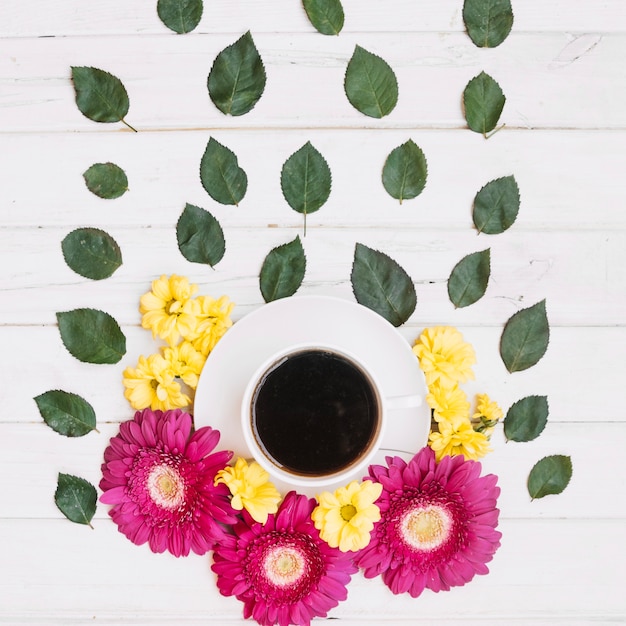 Photo gratuite café et fleurs