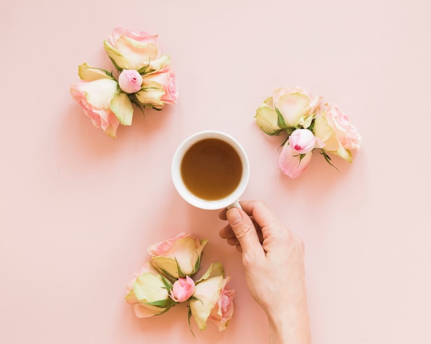 Photo gratuite café et fleurs