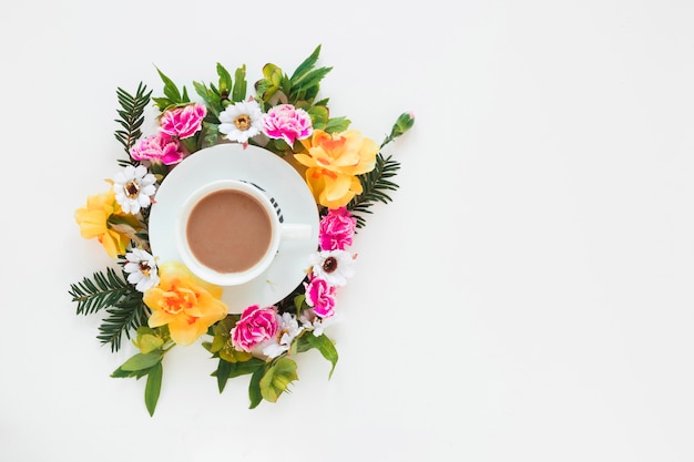 Photo gratuite café et fleurs