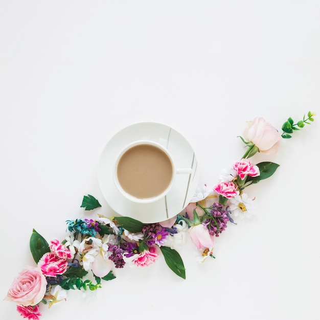 Photo gratuite café et fleurs