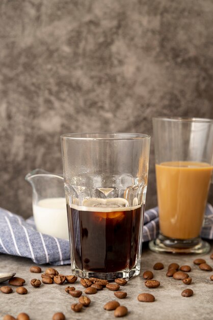 Café glacé avec du lait vue de face