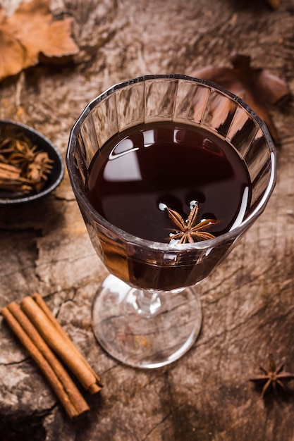 Café grand angle en verre avec anis étoilé et cannelle