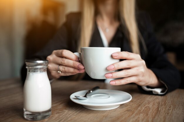 Café jeune ordinateur heureux