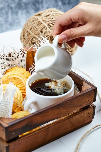 Café, lait et assiette de biscuits.