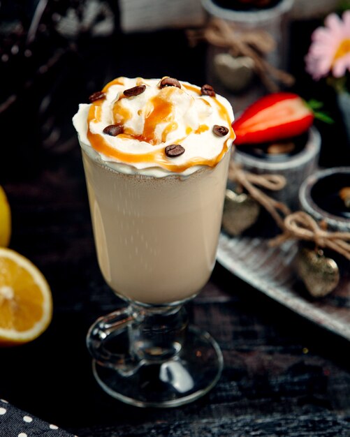 Café latte au caramel sur la table