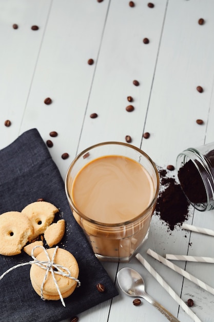 Café latte glacé. Concept de petit déjeuner le matin