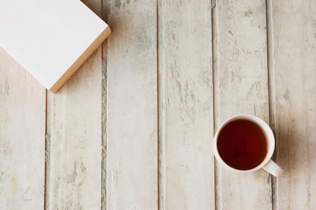 Café et livre sur table