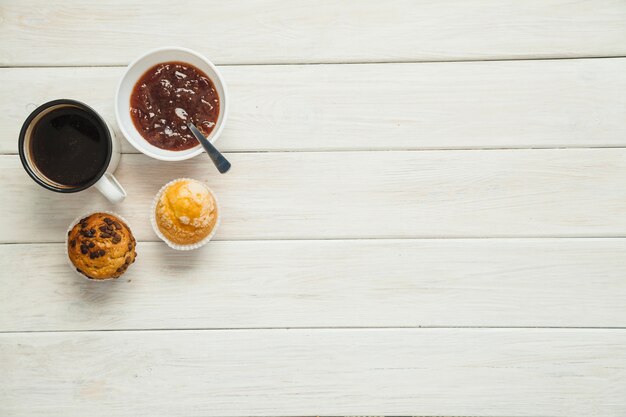 Café et muffins avec de la confiture