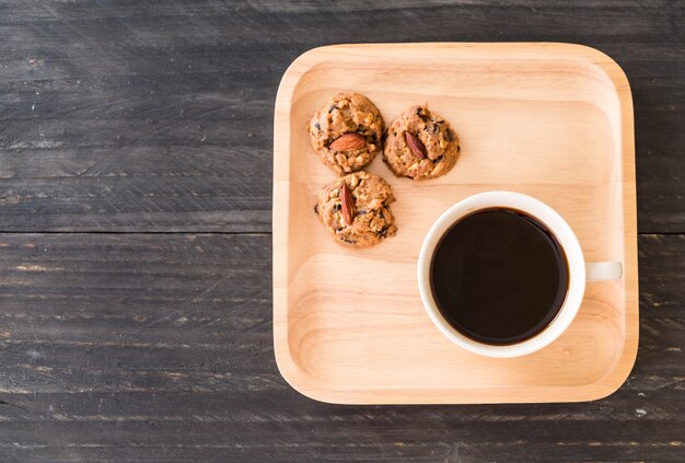 Café noir avec des biscuits