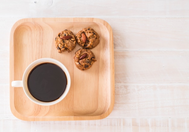 Café noir avec des biscuits