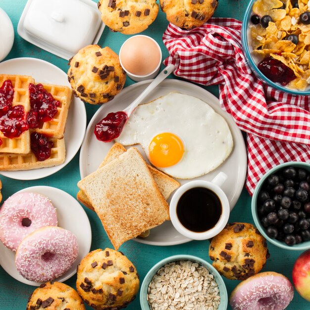 Café noir et oeuf au plat avec des toasts