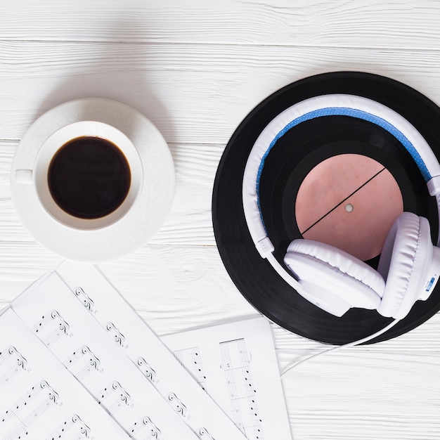 Photo gratuite café avec des objets de musique