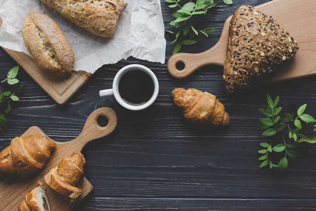 Café et pâtisserie pour le petit-déjeuner