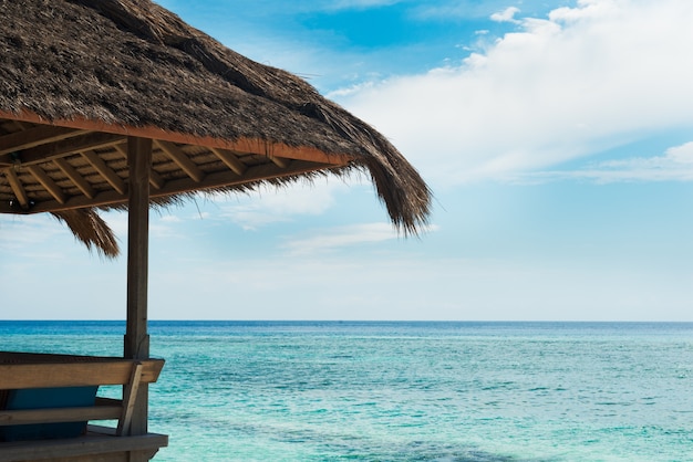 Café pavillon sur des piles sur le rivage de l&#39;océan