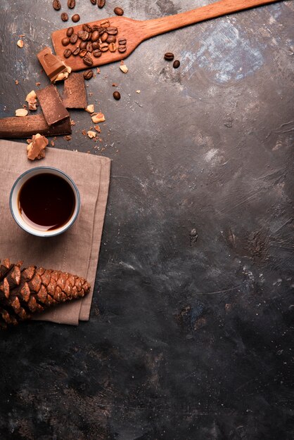 Café et pommes de pin vue de dessus