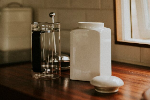 Café presse française pour le petit déjeuner dans la cuisine