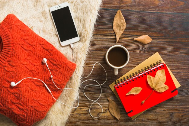 Photo gratuite café et smartphone près de cavalier et cahiers