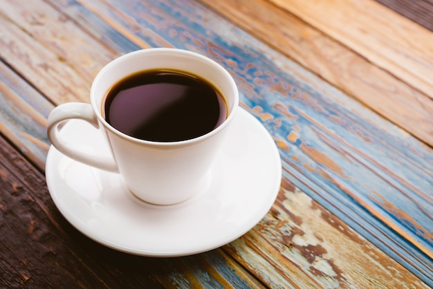 Café sur table en bois