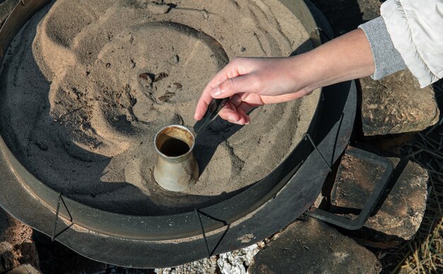 Café turc préparé en cuisinant dans le sable