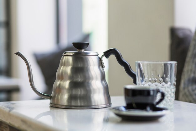 Cafetière debout sur la table