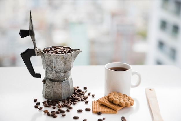 Cafetière pleine de grains de café