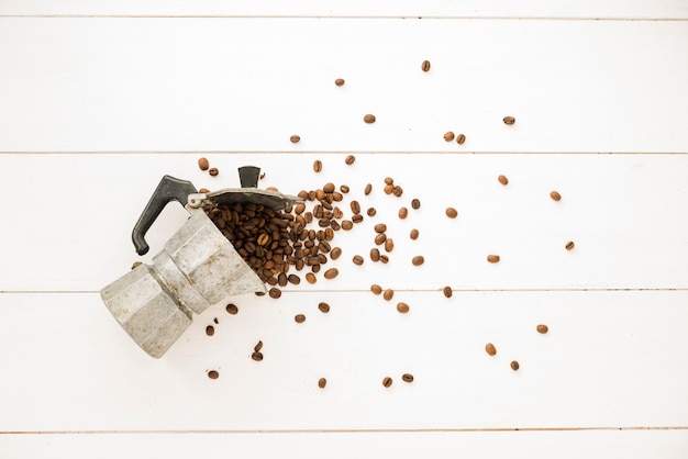 Cafetière pleine de grains de café