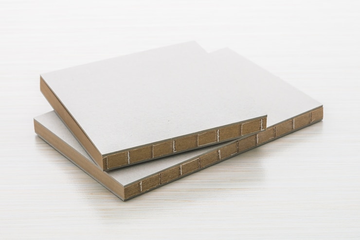 Photo gratuit un cahier blanc se moque