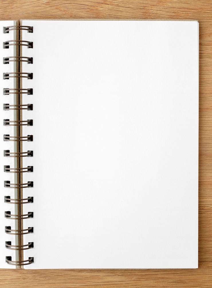 Photo gratuit cahier blanc vierge sur une table en bois