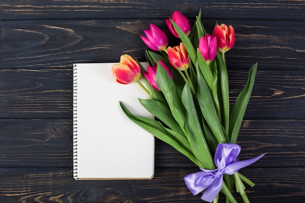 Cahier à cadre avec bouquet de fleurs