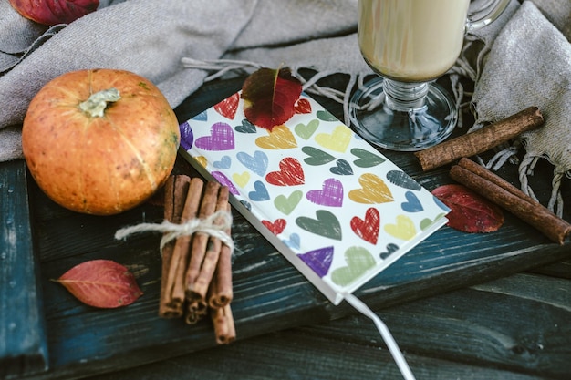 Cahier avec coeurs citrouille cannelle et feuilles Concept d'automne