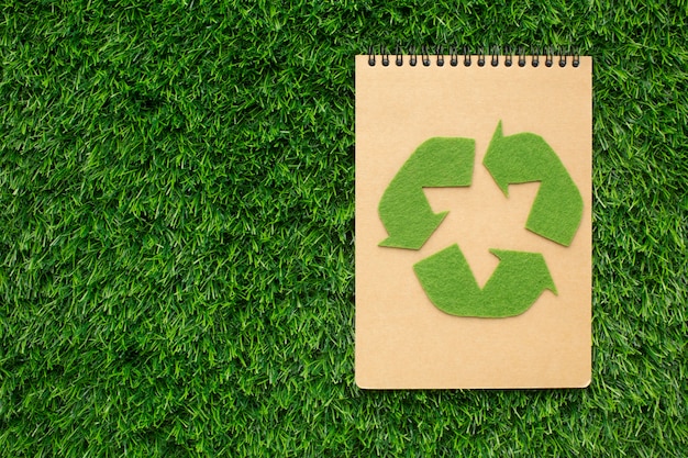 Photo gratuite cahier écologique avec signe de recyclage