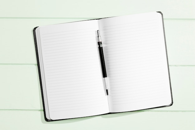 Cahier d'écriture plat avec stylo