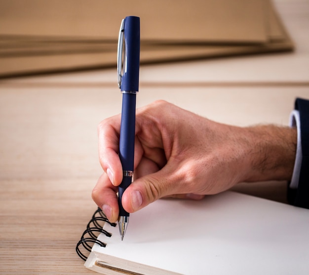 Cahier grand angle au bureau pour prendre des notes