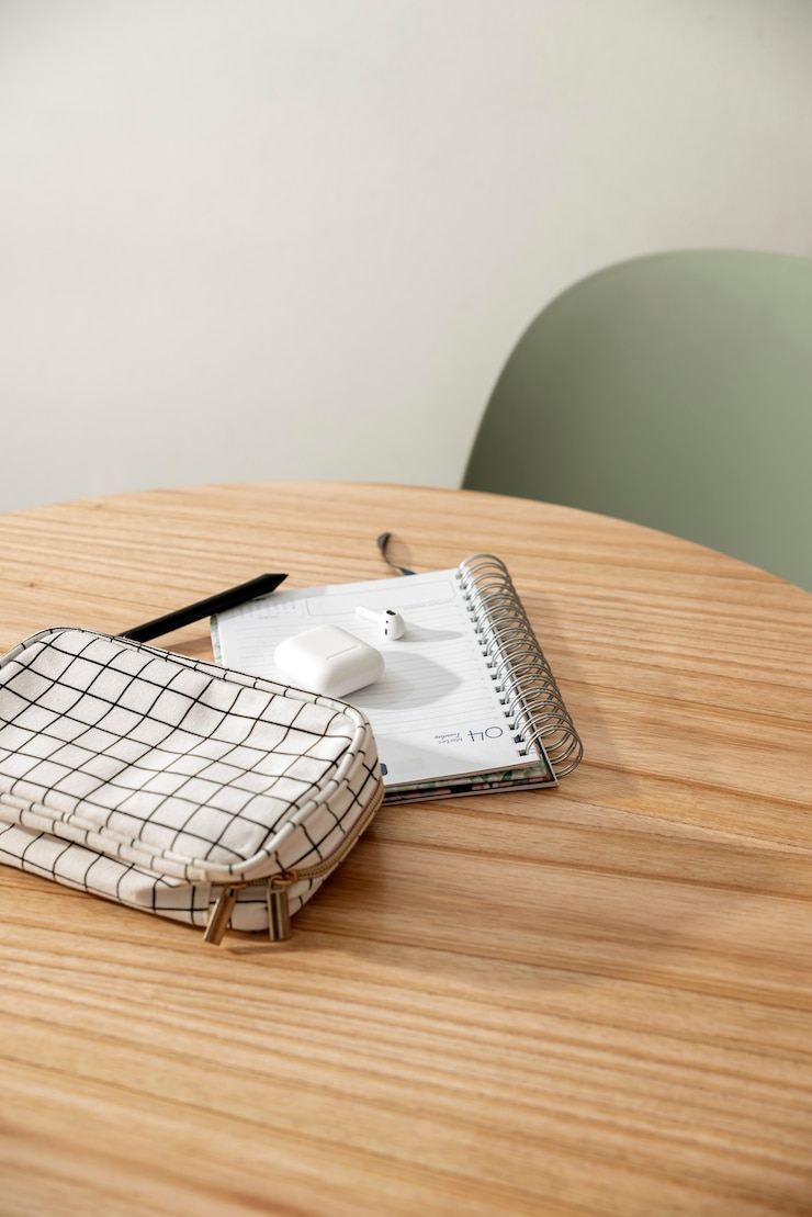 Photo gratuit cahier grand angle sur table en bois