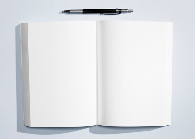 Cahier minimaliste vue de dessus avec stylo