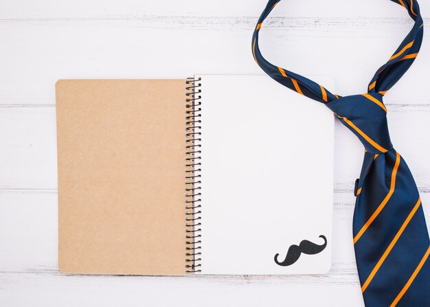 Cahier avec moustache et cravate