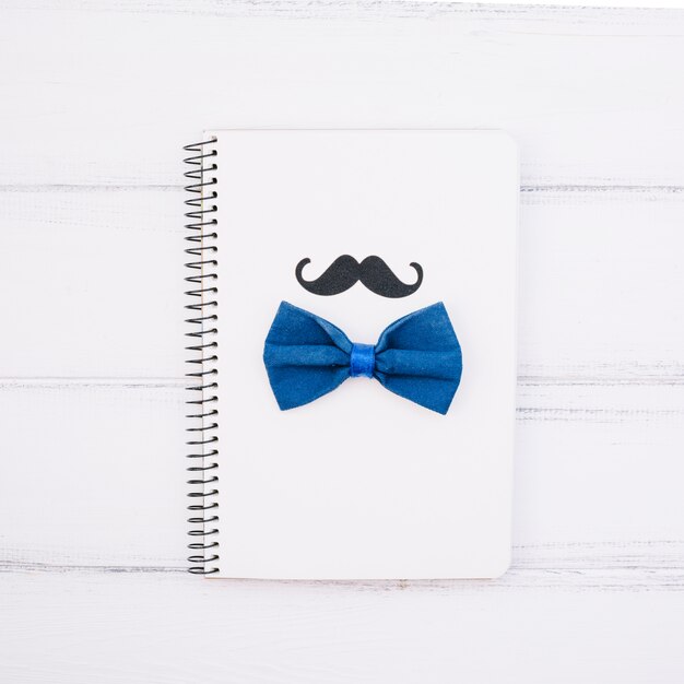 Cahier avec moustache décorative et noeud papillon