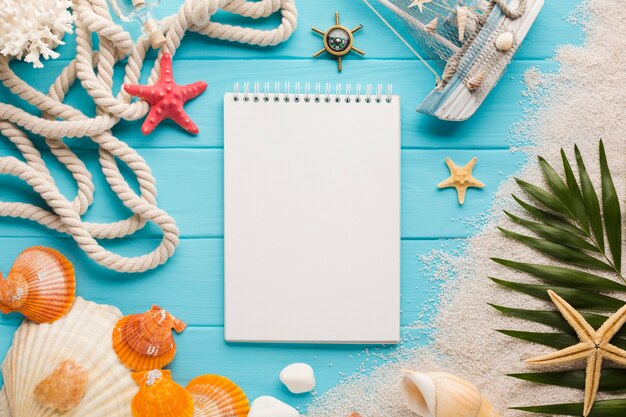 Cahier de notes plat avec concept de plage