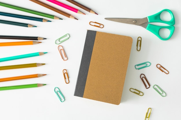 Photo gratuite cahier avec des packs scolaires