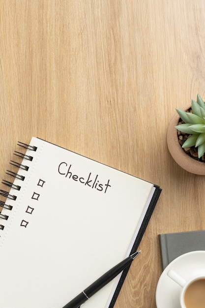 Photo gratuite cahier à plat avec liste de tâches sur le bureau