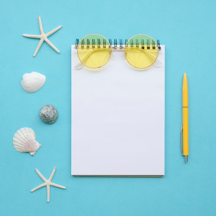 Photo gratuit cahier plat et outils de voyage