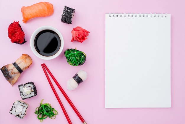 Photo gratuite cahier avec rouleaux de sushi