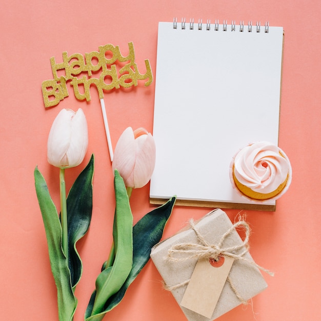 Cahier vue de dessus avec éléments d&#39;anniversaire