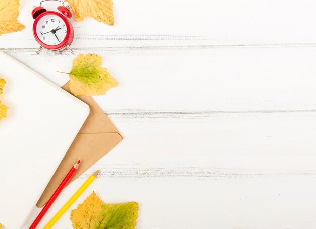 Cahier vue de dessus avec espace copie horloge rouge