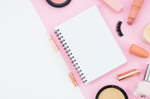 Cahier vue de dessus avec maquillage